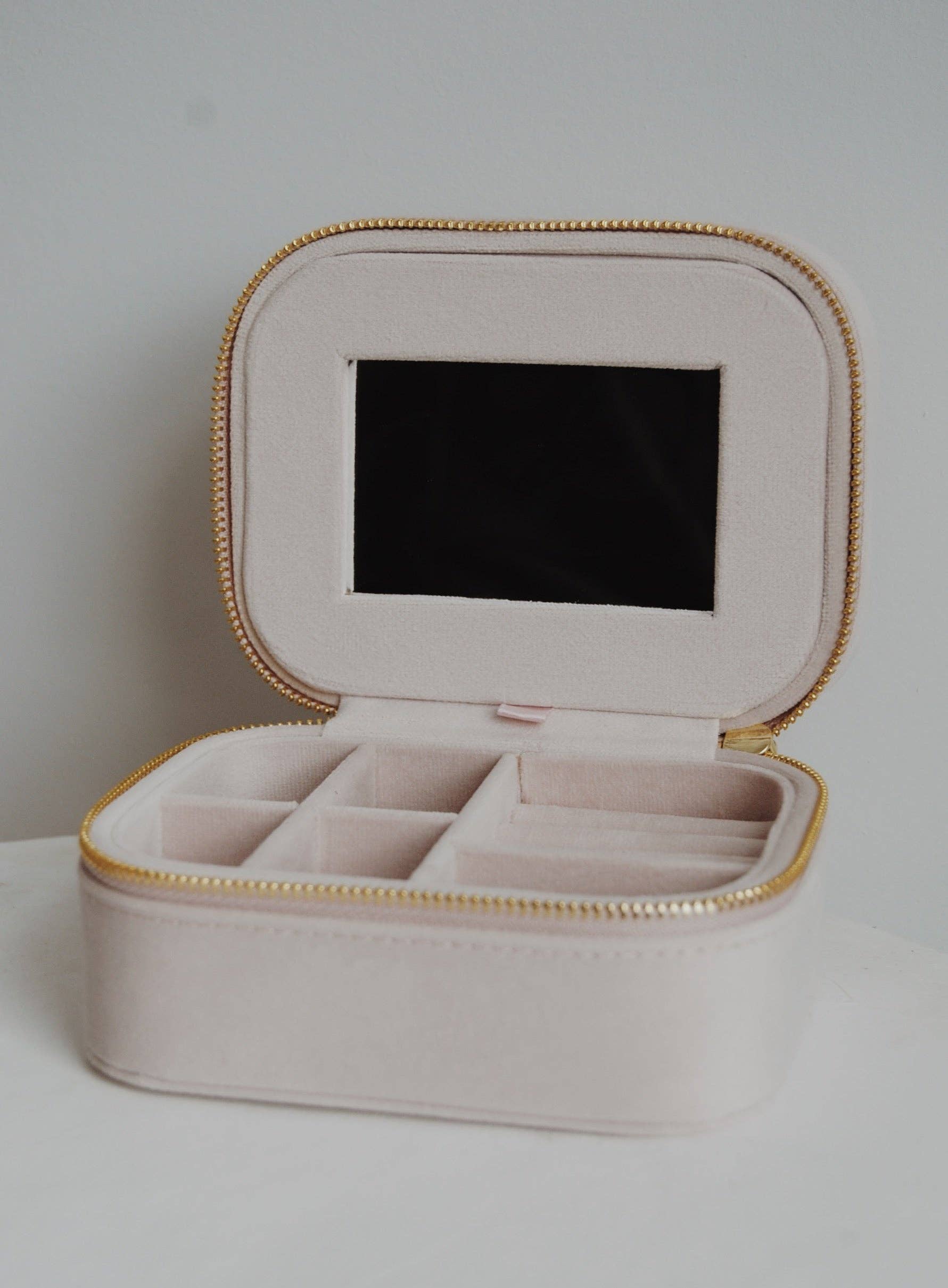 Olive Branch The Veteran Jewelry Box in  Lavender Haze